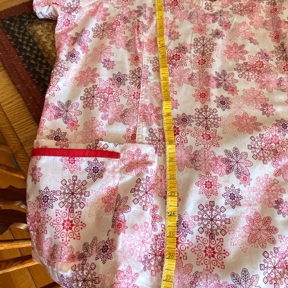 SEASONAL Red & White SNOWFLAKES Women’s UA ButterSoft Size LARGE Scrub Top ❄️ - Picture 9 of 15